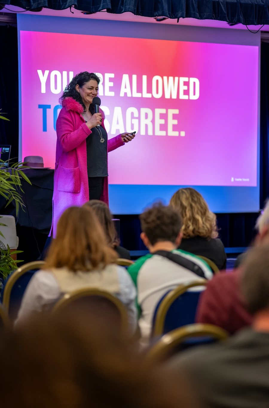 Yaelle David en conférence, devant son écran « You're allowed to disagree »