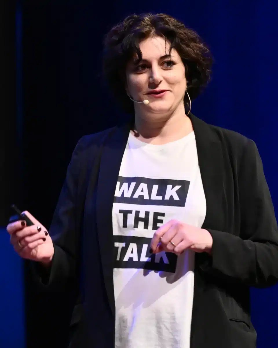 Yaelle David sur scène, t-shirt Walk the talk