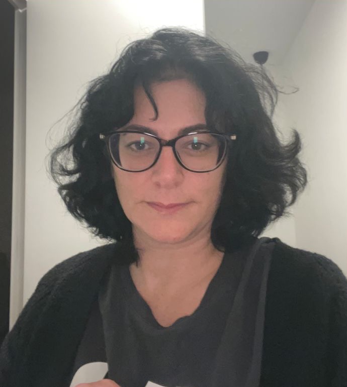 Selfie de Yaelle, cheveux bruns bouclés et lunettes, le 10 octobre 2025